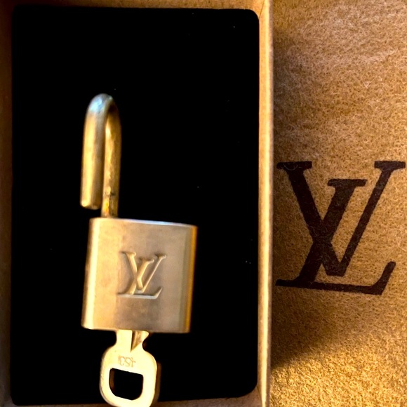 Lois Vuitton Vintage Brass Lock #446 Fully Polished. Minor wear Very Smooth Key! - Picture 3 of 6